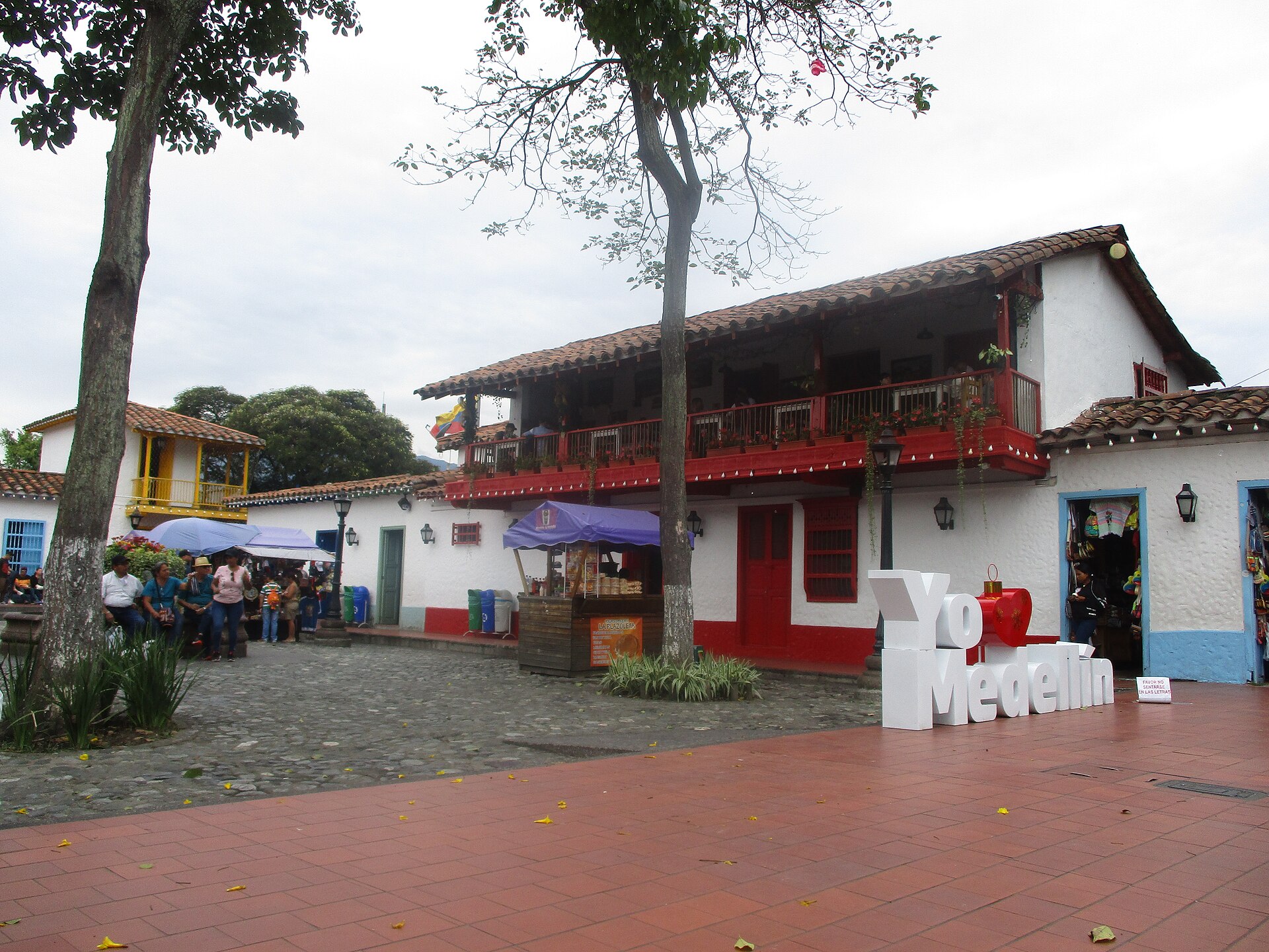 Plaza tradicional del Pueblito Paisa en Medellín